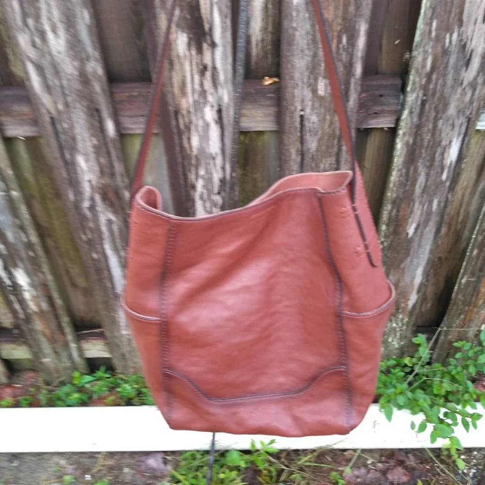 Frye bucket hobo